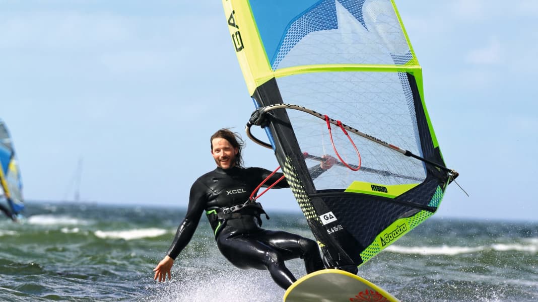 Intermediate clearance windsurf board