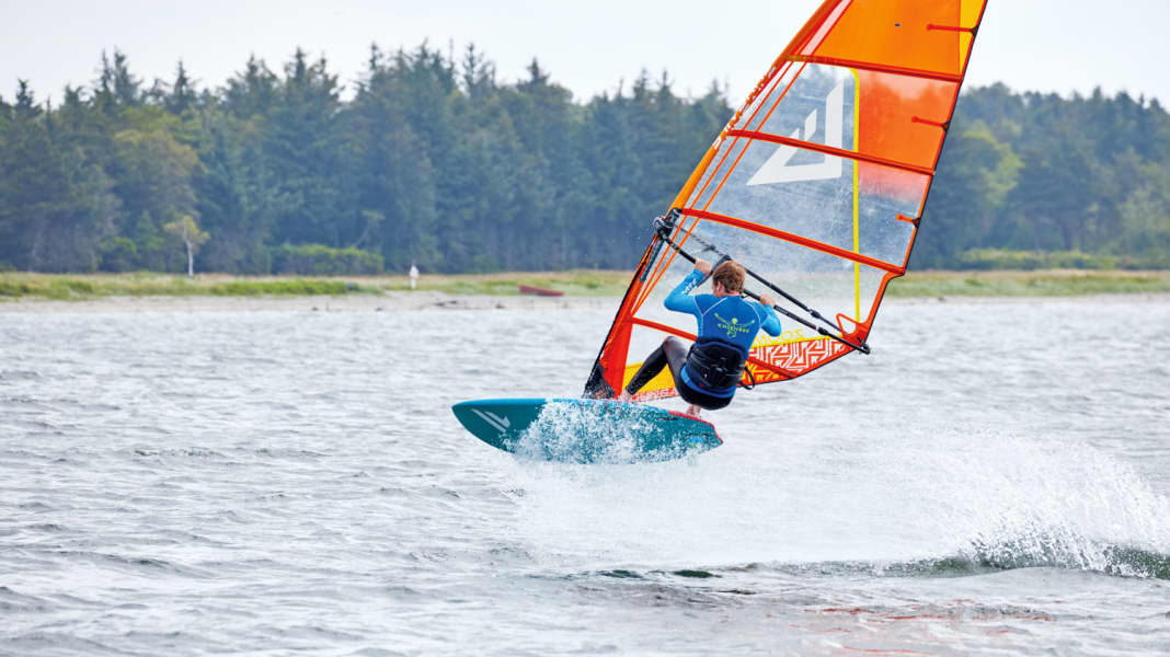 Fahrtechnik Chop Hop: So gelingen die ersten Sprünge beim Windsurfen