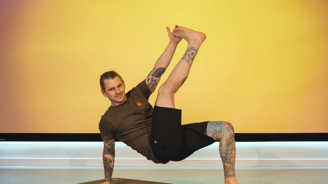 Fit for the season: the best yoga exercises for windsurfers, wingfoilers and co.