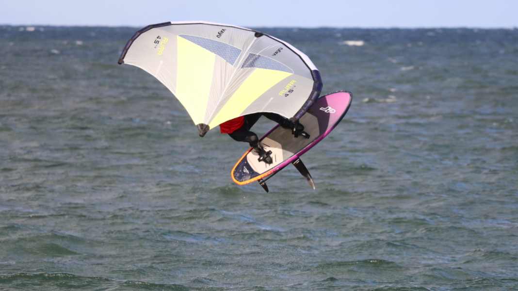 Tutorial: Jumping while wingfoiling - the best tips in the video