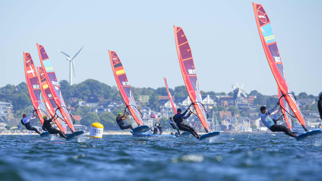 Kieler Woche: iQFoil-Rennen vor Schilksee, Freestyle im Bootshafen