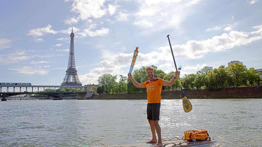 From London to Paris: the "Plastic Soup Surfer" has arrived at the Eiffel Tower