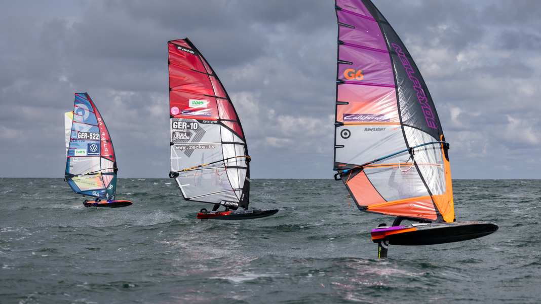 Regatta-Basics: So werden Segelnummern und Sticker richtig platziert