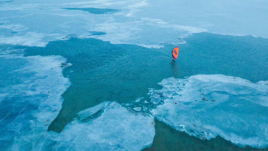 Winter: Wingsurf-Abenteuer auf der eiskalten Ostsee