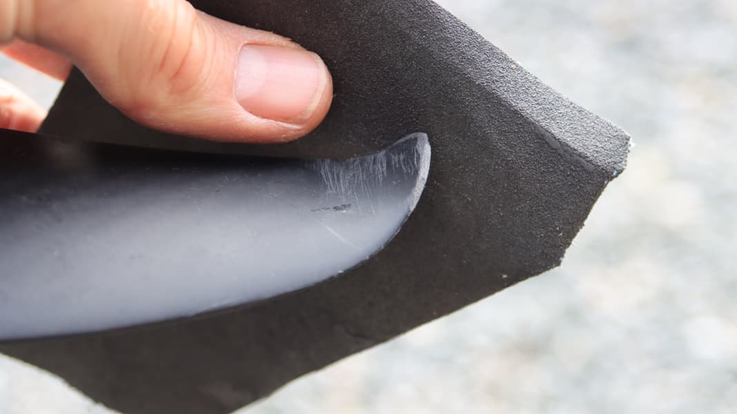 Foil-Reparatur: So flickst du kleine Risse und Löcher am Flügel