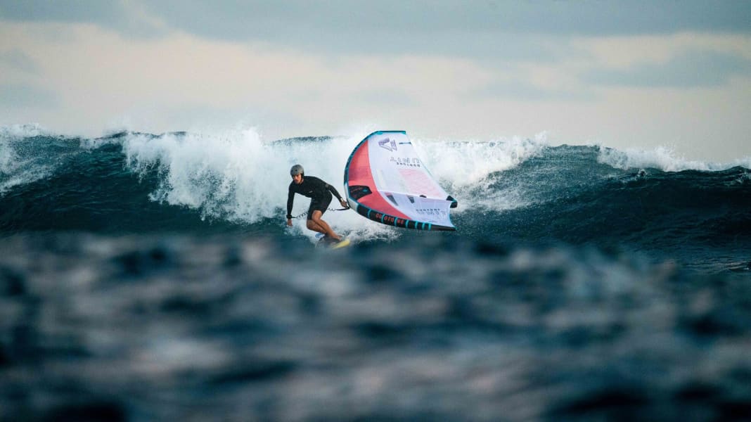 Wingsurfing in the wave - the big guide for beginners
