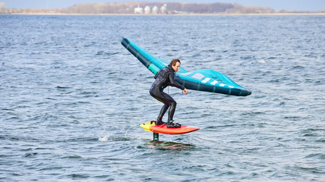Riding technique: Pumping when wingfoiling - take off early, keep flying for a long time