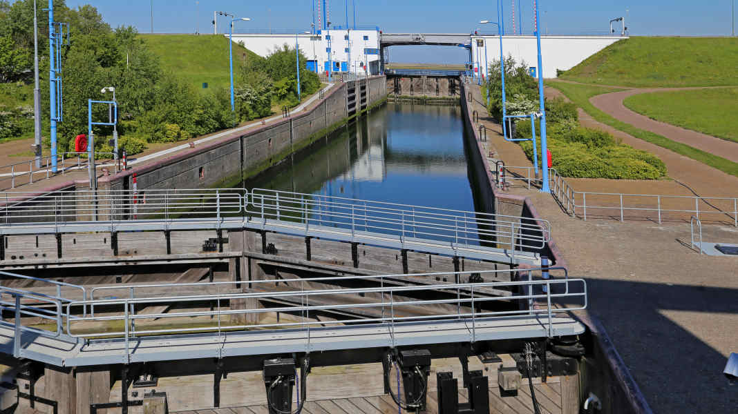 Menschenschmuggel mit Segelyacht: Endstation in der Schleuse