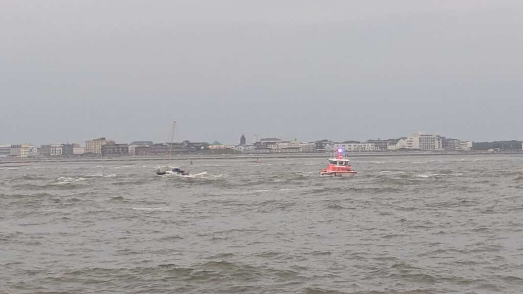 In distress: Sailor rescued from the surf off Norderney again