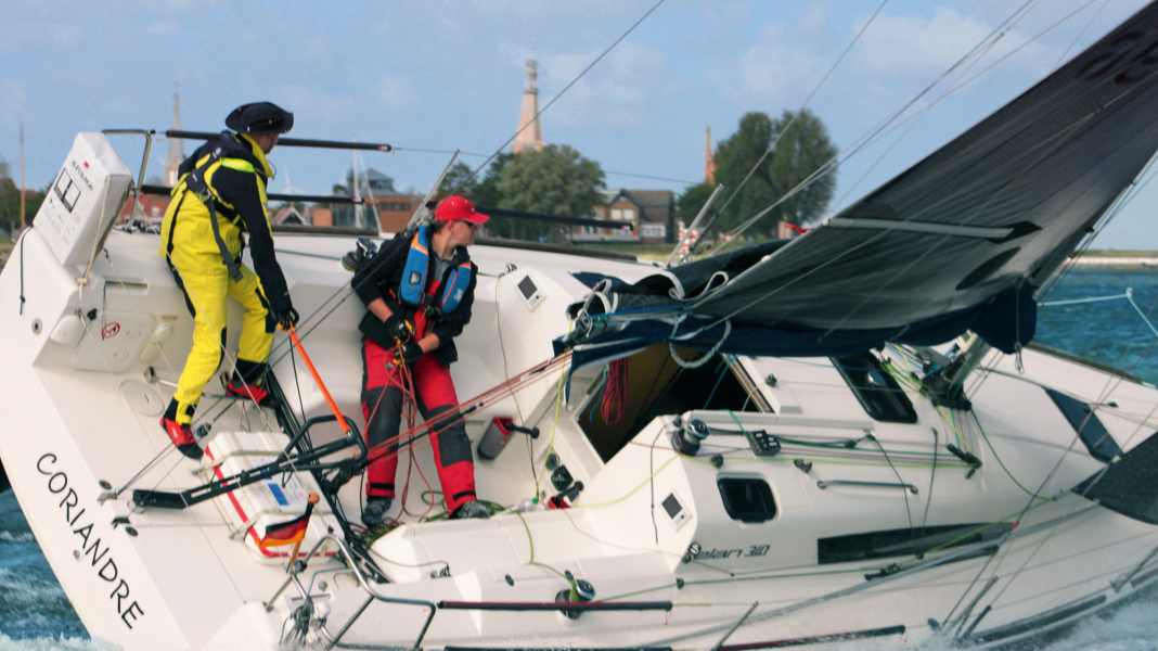 Navigation : Prendre une risée sur la grand-voile - plutôt l'enrouler ou la coucher ?