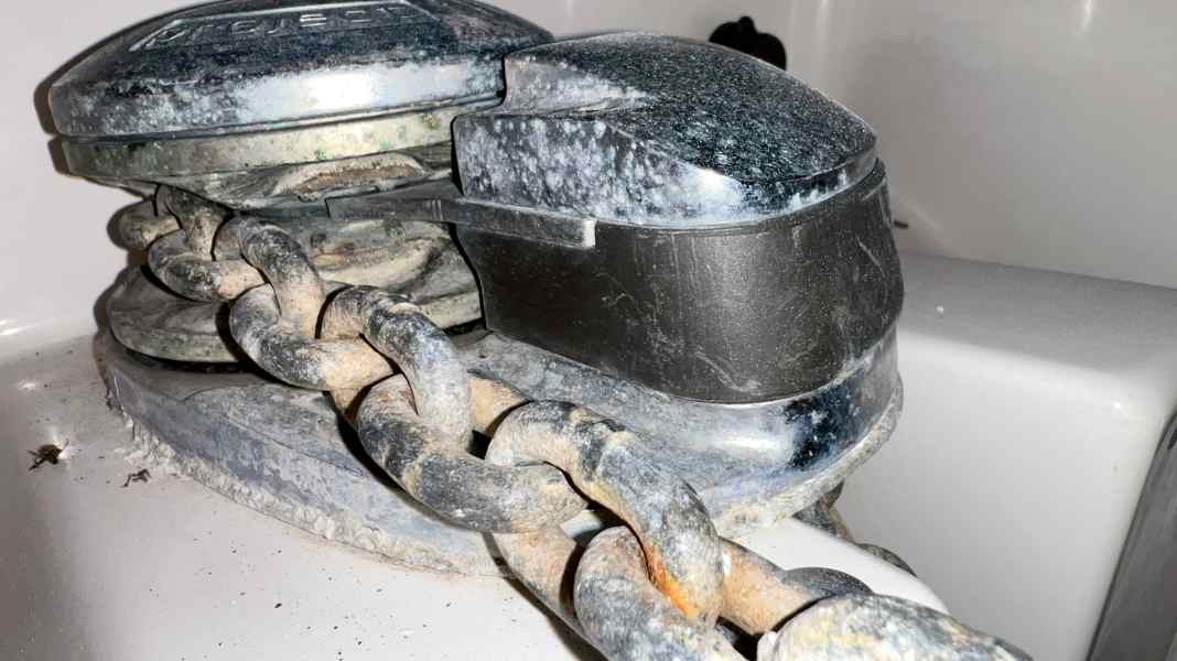 Workshop: How to service the anchor windlass - step-by-step instructions