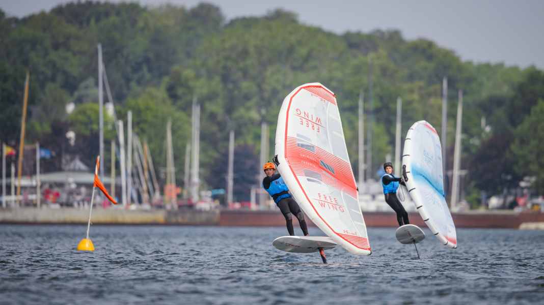 Kieler Woche: Wingfoil-Rennen, Nachwuchs-Coaching und iQFOiL am Ostufer der Kieler Förde