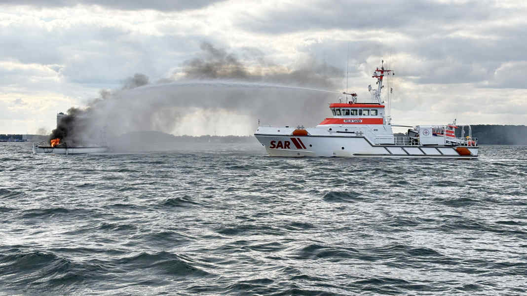 Seenotrettung: Segelyacht steht vor Travemünde in Flammen