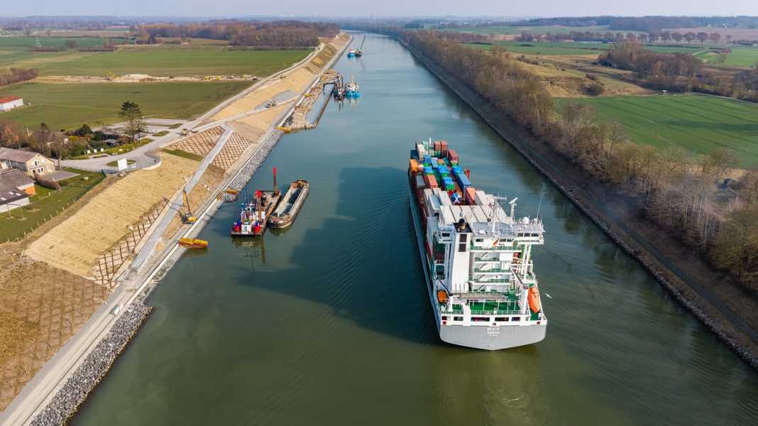 Kiel Canal: Expansion - First part of the eastern section opened