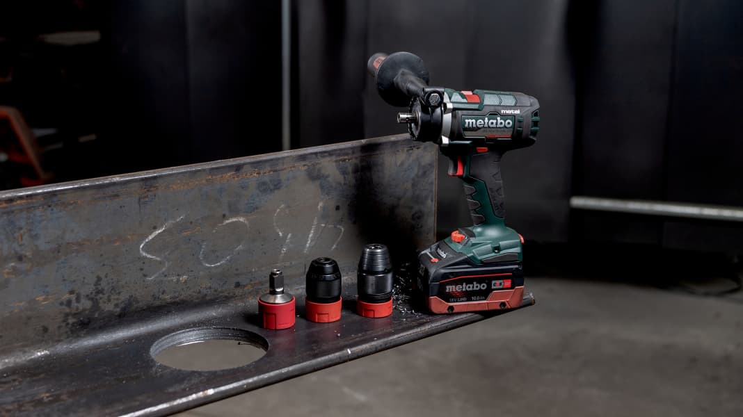 Bord-Werkzeug: Bohrschrauber mit Nachspann-Funktion