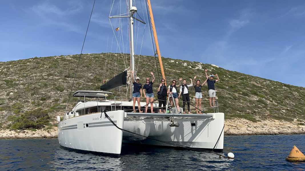 01st advent calendar door: GlobeSailor - Charter voucher for your holiday on the high seas