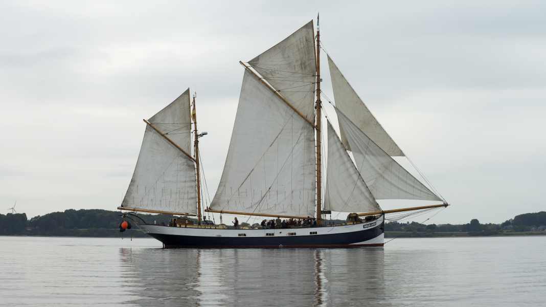 Traditional sailing for all: Sailing trip connects trainees across national borders