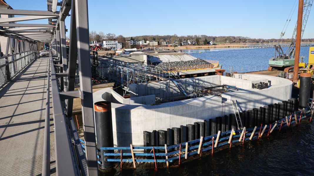 Lindaunis Bridge: Opening hours and protest