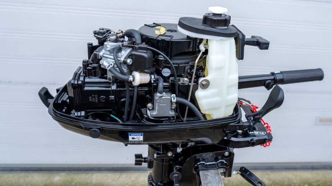 Instructions: Putting the outboard motor into hibernation step by step