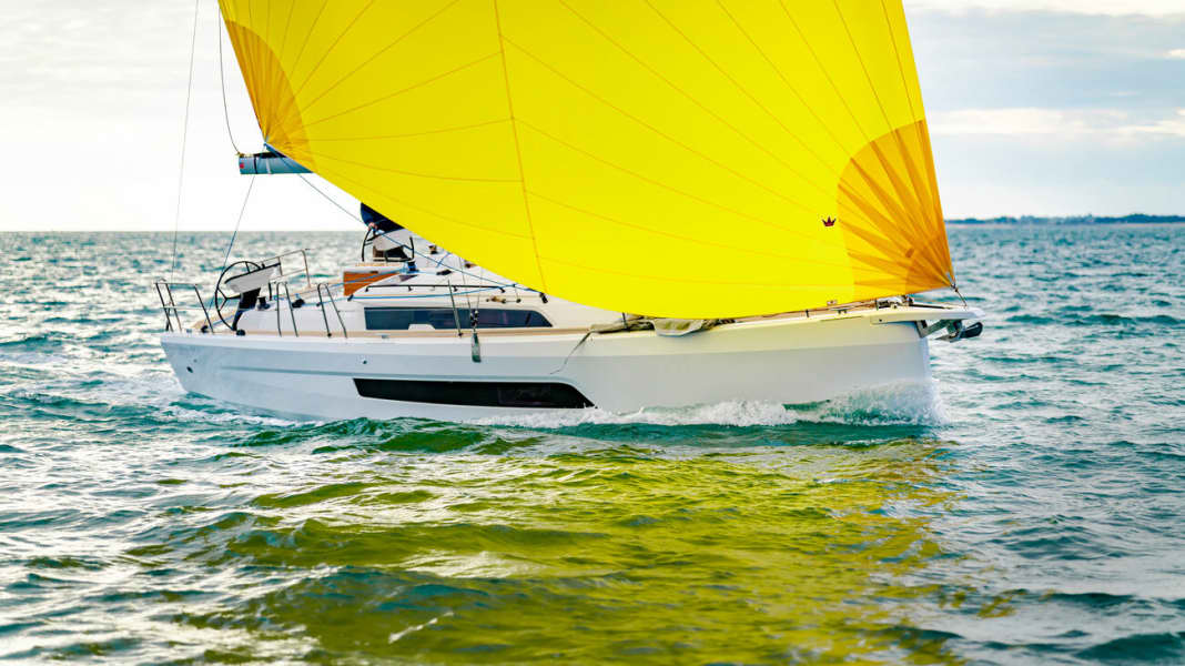 Erste Fotos vom Test: Dufour 37 – die Zehn-Meter-Yacht, die eine Große sein will