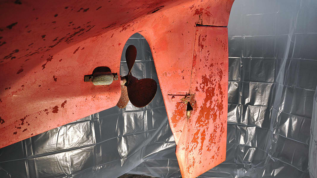 Rudder maintenance: check the rudder system and maintain the rudder bearings