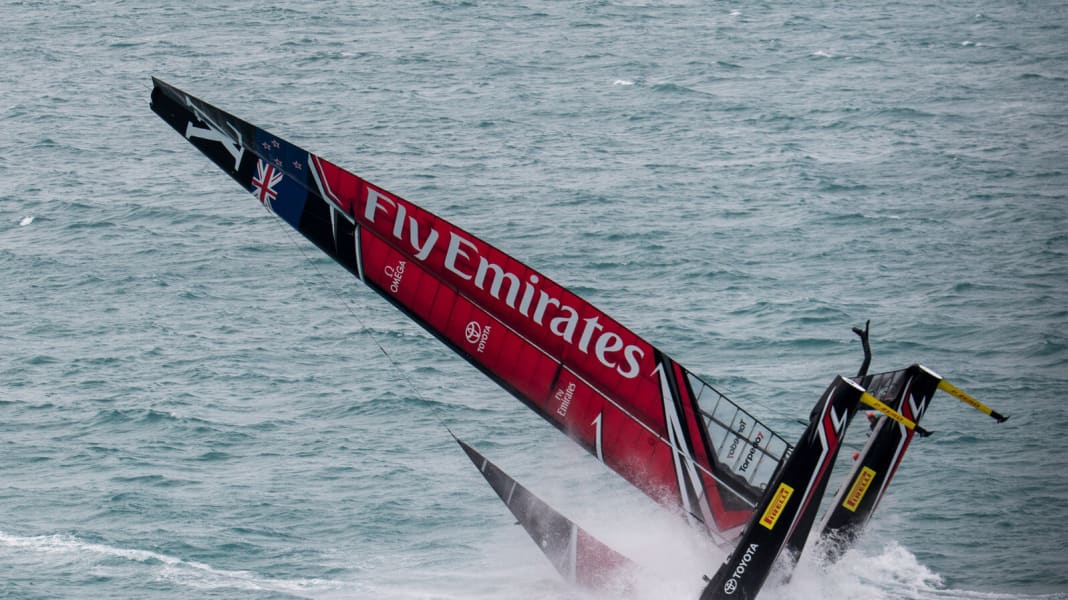 America's Cup: "Demolition Derby" in the Great Sound: Kiwis capsize off Bermuda