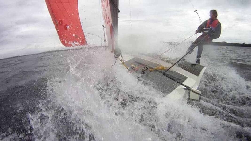 Dinghy sailing: Lightweight flying low