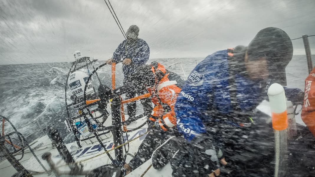 Volvo Ocean Race: Wassereinbruch beim Führenden