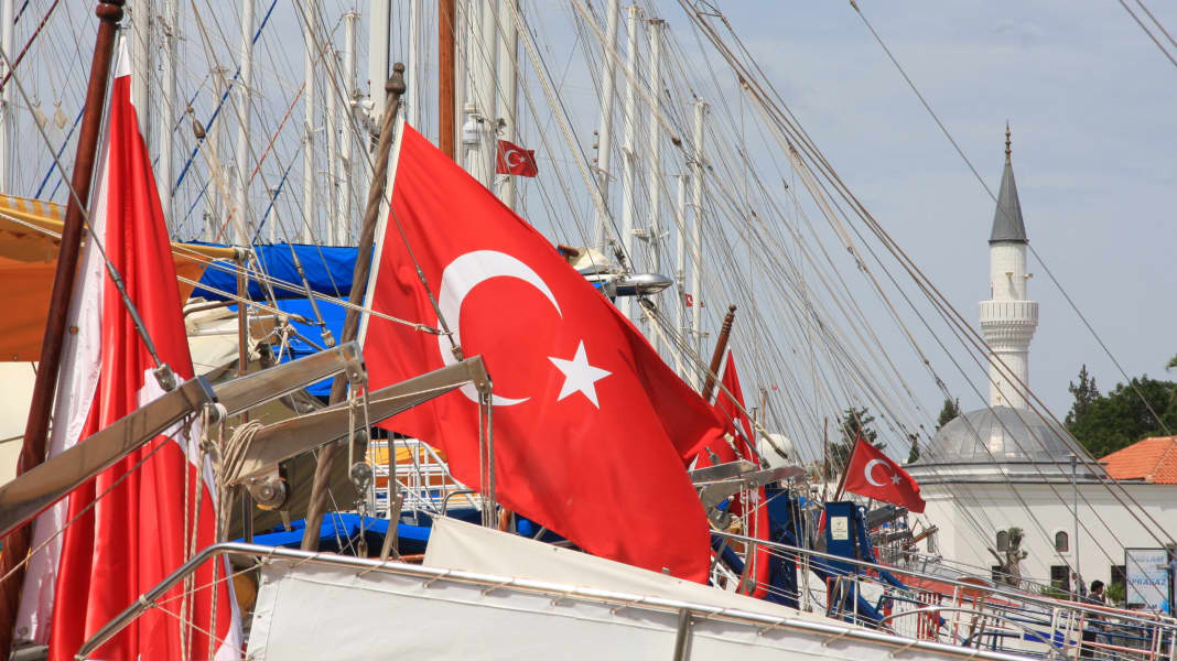 Marché de la location : la Turquie oblige-t-elle les yachts de location à passer sous pavillon turc ?