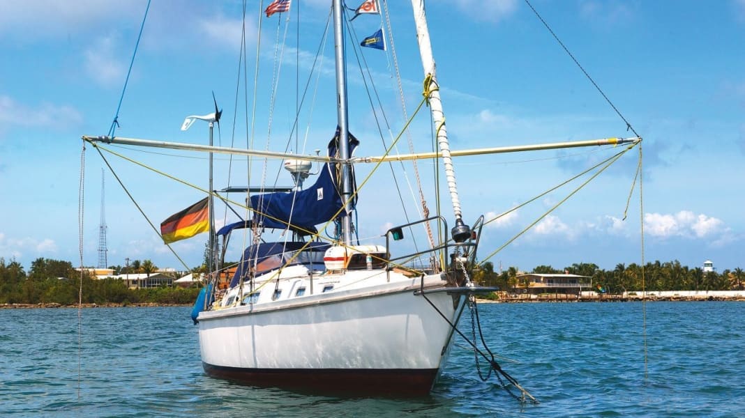 Seamanship: What helps against rolling at anchor?