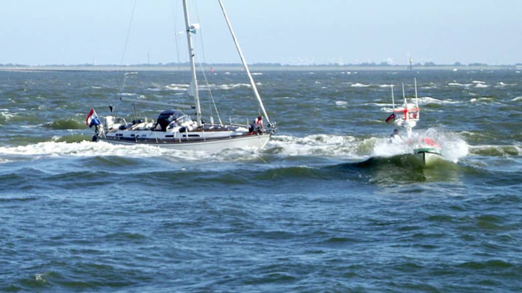 Emergency at sea: Rescue from safe stranding | YACHT