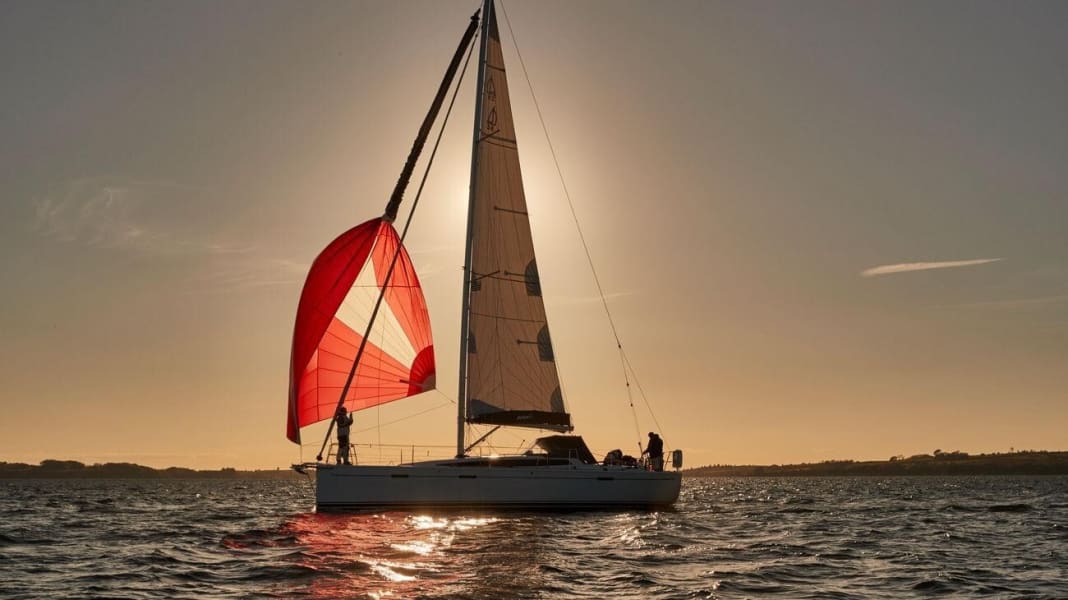 Spécialités de la voile : Entonnoir ou rouleau : les aides à la récupération du gennaker & du spi en test