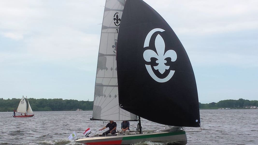 Unusual: Lelieclass: aluminium planing dinghy for sea scouts
