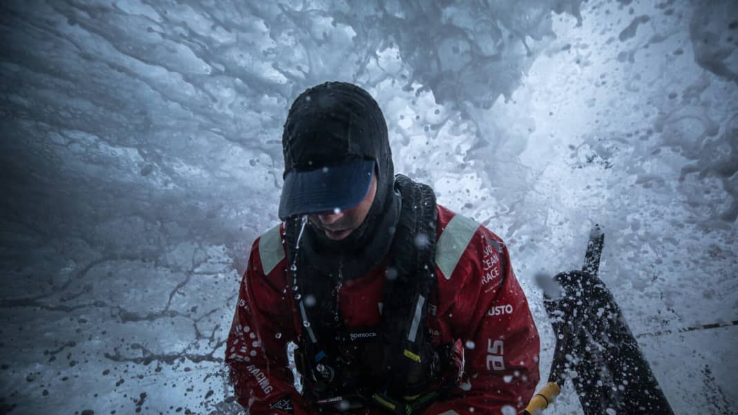 Volvo Ocean Race: Brutale Bilder aus dem Sturm, AkzoNobel ringt mit Bruch