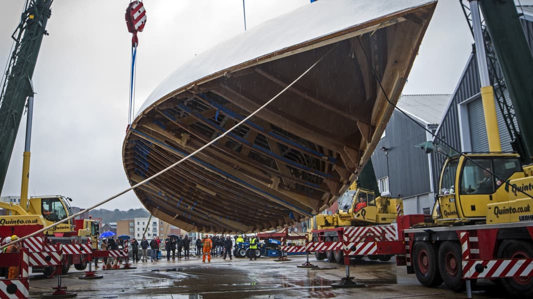 Spektakuläre Aktion: Einmal wenden bitte: Spirit Yachts dreht 34-Meter-Monster
