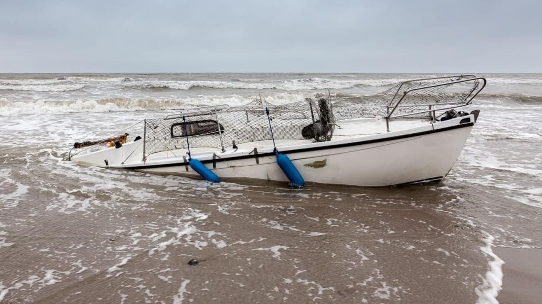 Incidente: piccola nave da crociera incagliata durante il viaggio di trasferimento