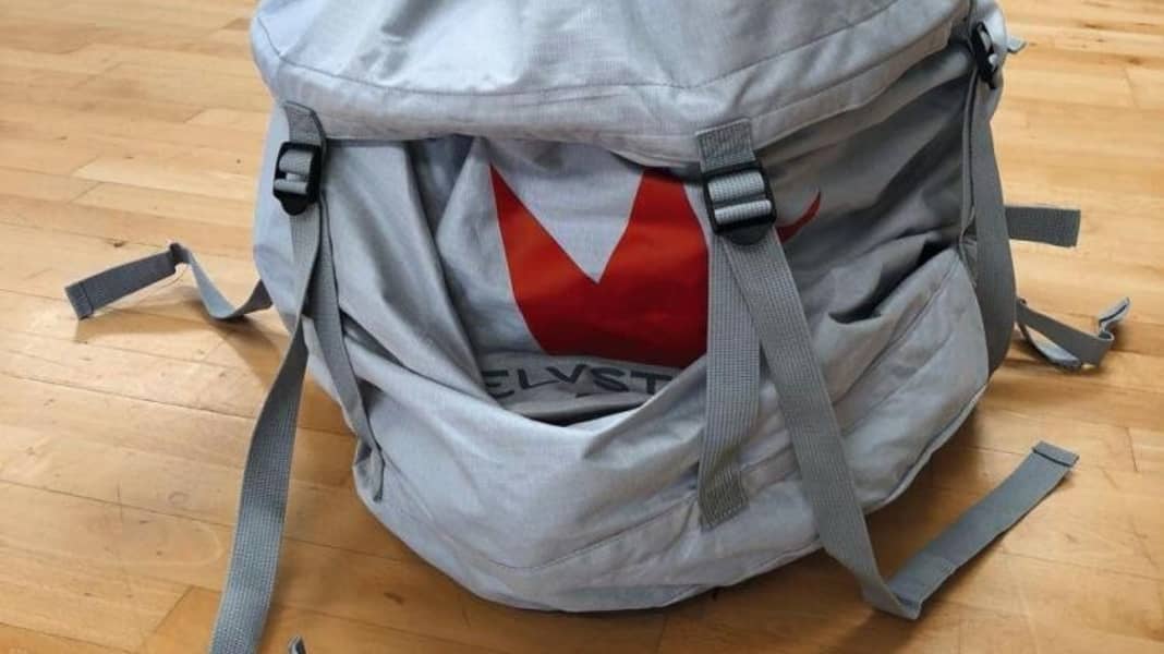 Sail special Modern sail bags for mainsails and headsails YACHT