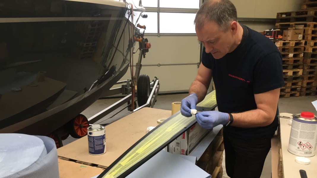 Refit blog, week 120: Gluing the cabin window: Now our Dehlya is tight again