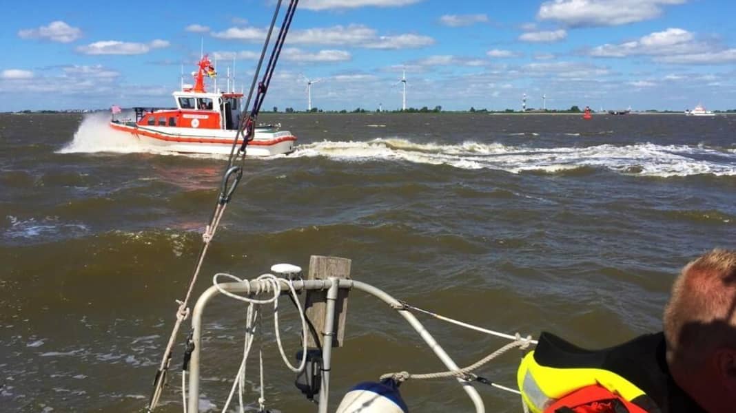 Havarie auf der Ems: Einhandsegler geht über Bord – und kann an Land schwimmen