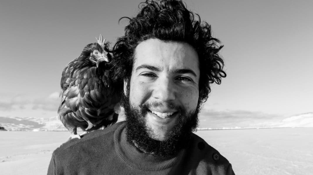 Voyage au long cours : un homme, une poule