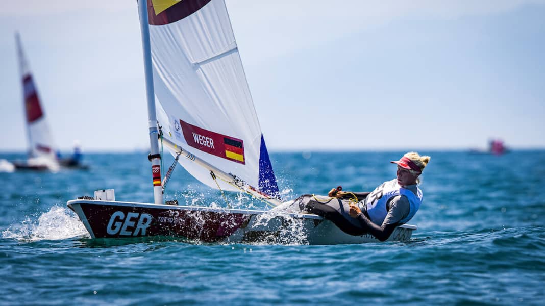 Grandioso gala di Svenja Weger alla partenza della regata olimpica: all'improvviso il migliore