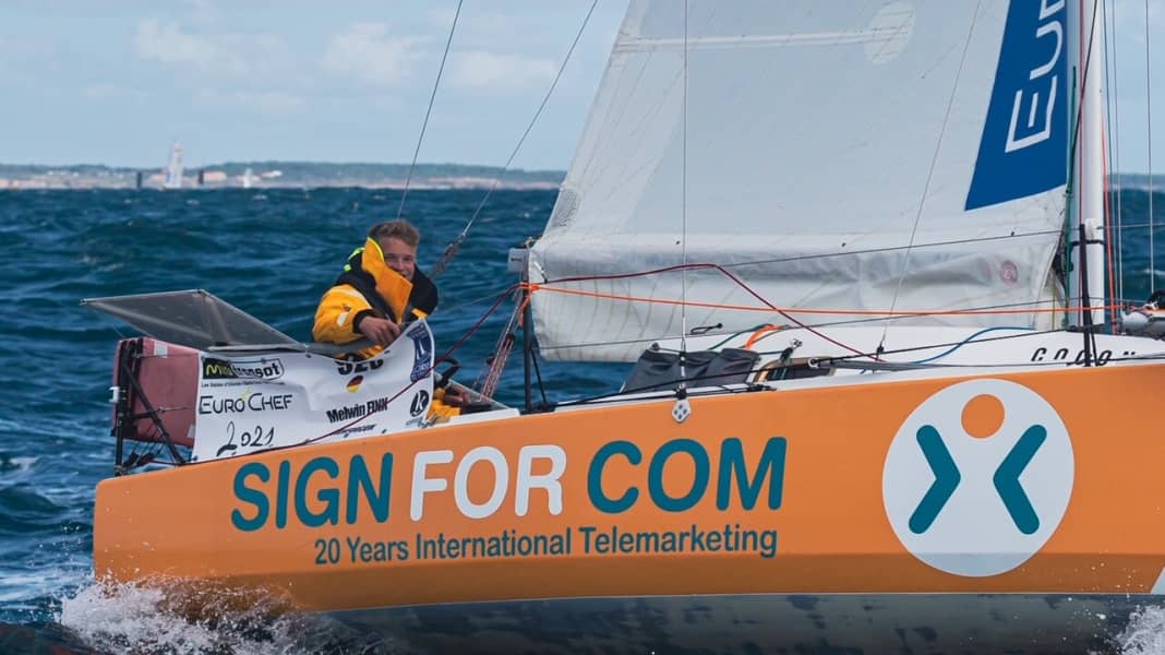 Un adolescente punta alla vittoria di tappa: Melwin Fink guida il mini-transat e commuove il mondo della vela
