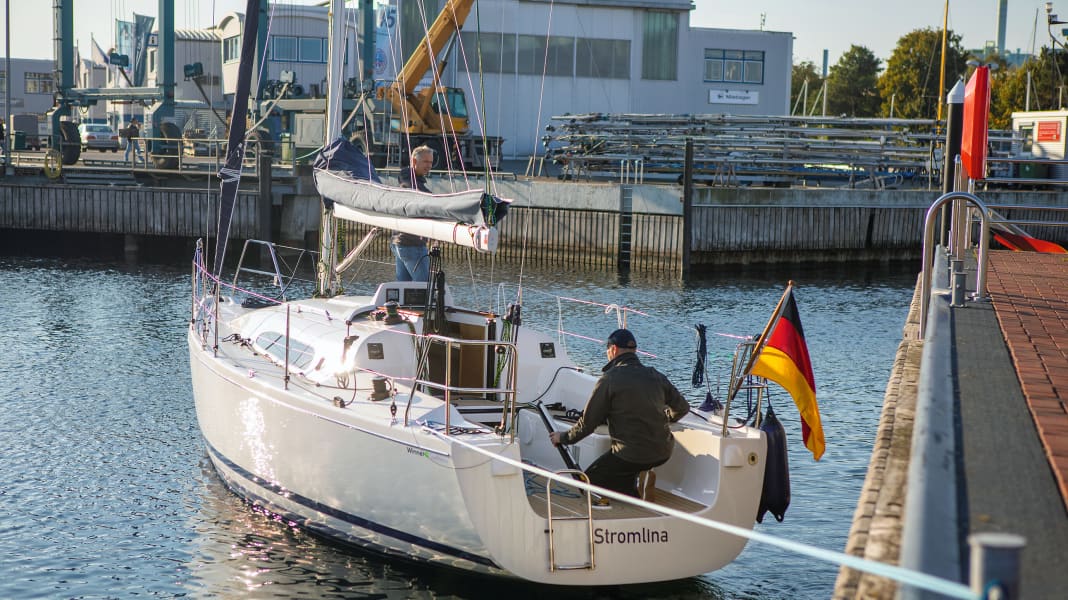 Seemannschaft: Hafenmanöver: Ablegen längsseits ganz kontrolliert
