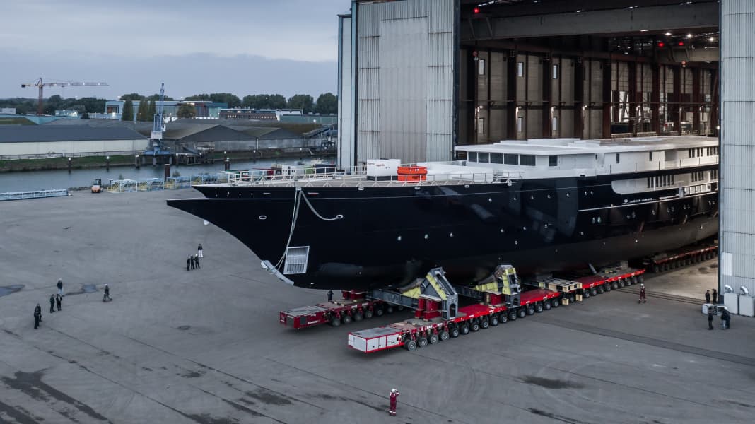 After dispute over bridge passage: Jeff Bezos' mega yacht "Y721" secretly towed out of the shipyard