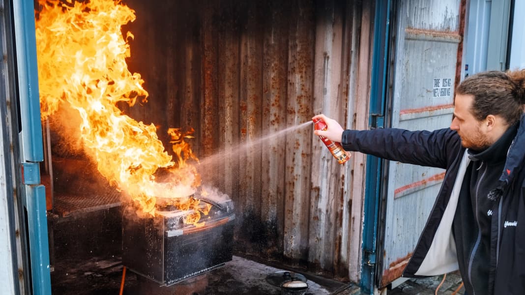 Testing extinguishing sprays: small fire extinguishers for on-board use