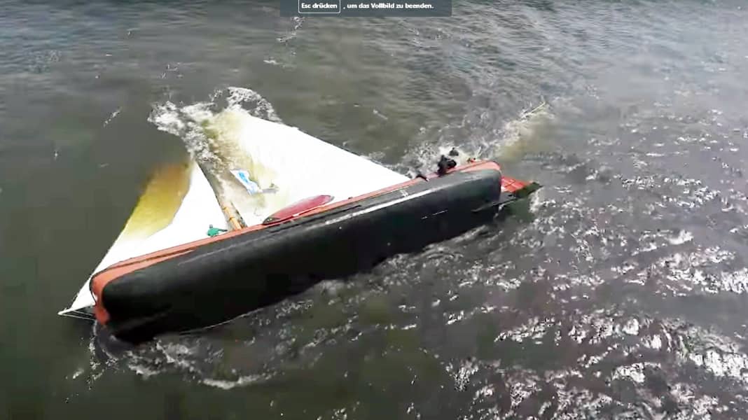 Niederlande: Dramatische Bilder: Skutsje kentert bei Regatta