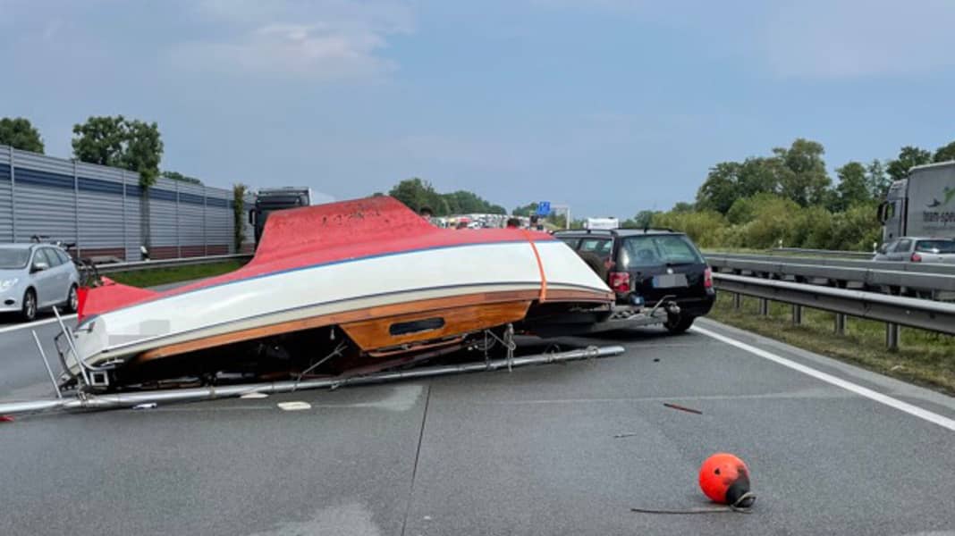 Accident on the A1: End of a trailer trip: A boat lying on the motorway ...