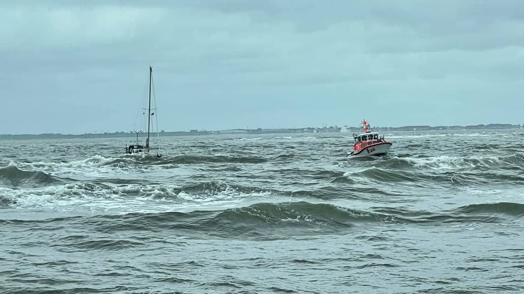 Les accidents de mer : Détresse en mer : Yacht échoué, Tri perd flotteur et mât