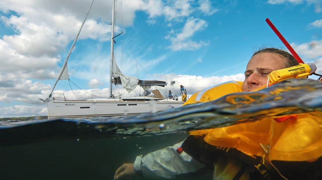 Distress at sea: Single-handed sailor goes overboard - and can be rescued with luck