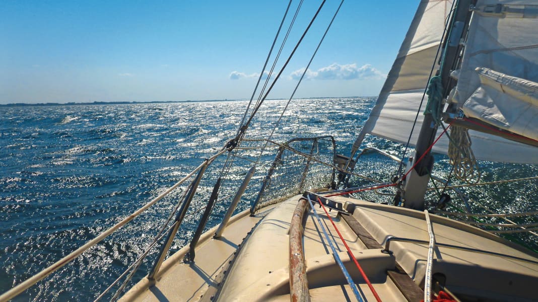 Report: Small cruiser cruises - small boat on the open sea